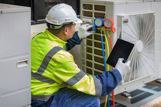 Professional Hvac technician working in Seabrook, TX